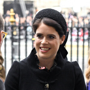 La princesse Eugenie et son mari Jack Brooksbank arrivent à la cérémonie hommage au prince Philip à l'abbaye de Westminster, le 29 mars 2022, à Londres.