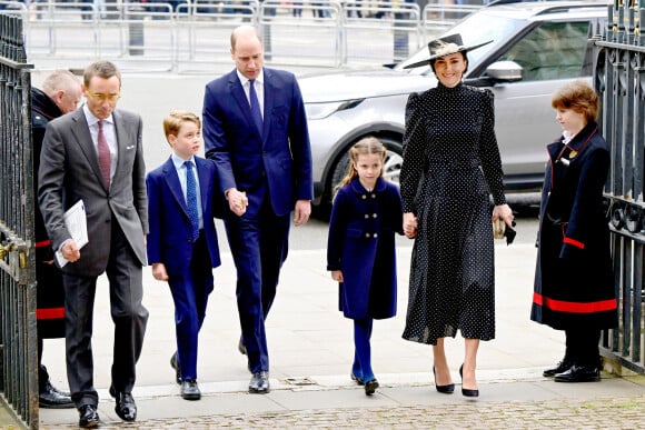 Le prince William et Kate Middleton avec leurs enfants George et Charlotte arrivent à la cérémonie hommage au prince Philip à l'abbaye de Westminster, le 29 mars 2022, à Londres.