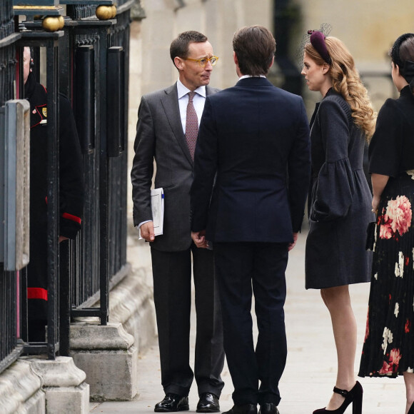 La princesse Beatrice et son mari Edoardo Mapelli Mozzi avec la princesse Eugenie et son mari Jack Brooksbank arrivent à la cérémonie hommage au prince Philip à l'abbaye de Westminster, le 29 mars 2022, à Londres.