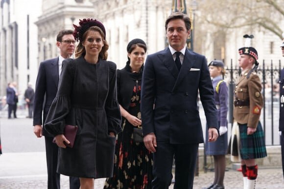 La princesse Beatrice et son mari Edoardo Mapelli Mozzi avec la princesse Eugenie et son mari Jack Brooksbank arrivent à la cérémonie hommage au prince Philip à l'abbaye de Westminster, à Londres.