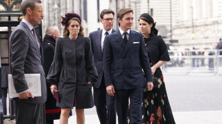 Hommage au prince Philip : la princesse Beatrice émue aux larmes, sa soeur Eugenie à ses côtés