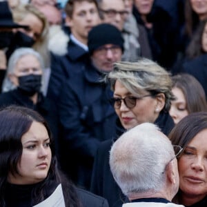 Nathalie Marquay et sa fille Lou - La famille de Jean-Pierre Pernaut à la sortie des obsèques en la Basilique Sainte-Clotilde à Paris le 9 mars 2022. © Cyril Moreau/Bestimage