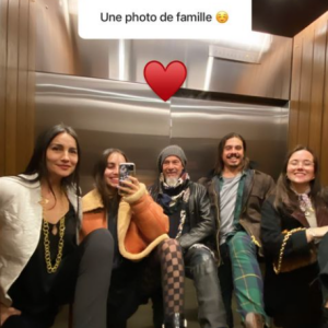 Photo de famille de Florent Pagny, son épouse Azucena, leur fille Aël, leur fils Inca. Sur Instagram, mars 2022.