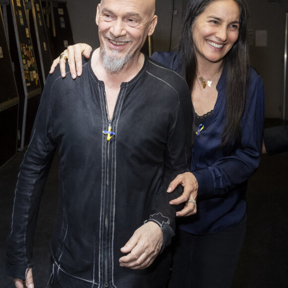 Exclusif - Florent Pagny et sa femme Azucena - Backstage de l'émission spéciale "Unis pour l'Ukraine" à la Maison de la Radio et de la Musique, diffusée en direct sur France 2 et présentée par Nagui et Leïla.Kaddour à Paris le 8 mars 2022.  © Cyril Moreau / Jack Tribeca / Bestimage