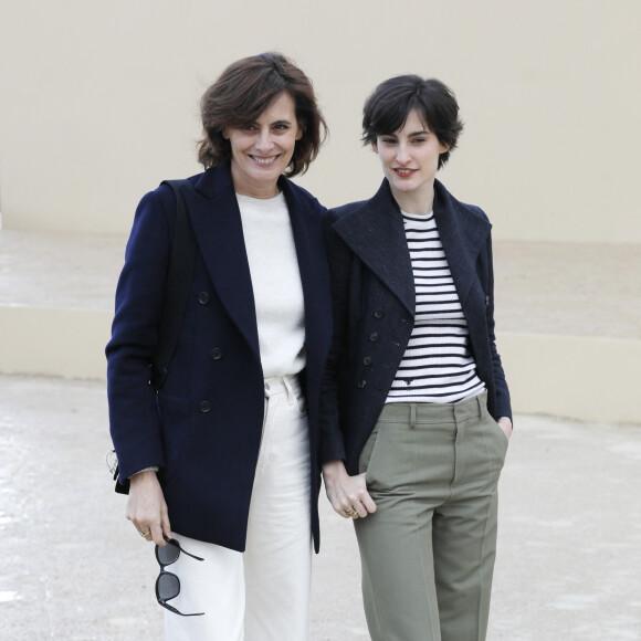 Inès de la Fressange et sa fille Nine - Sorties du défilé de mode prêt-à-porter automne-hiver 2020/2021 "Dior" à Paris. Le 25 février 2020. © Veeren Ramsamy-Christophe Clovis / Bestimage