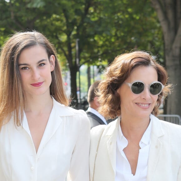 Inès de la Fressange et sa fille Nine d'Urso - Défilé de mode "Chanel", collection Haute-Couture automne-hiver 2015/2016, au Grand Palais à Paris. Le 7 juillet 2015.
