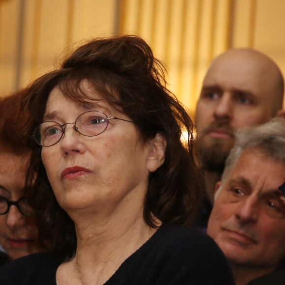 Jane Birkin très émue - Philippe Lerichomme (Parolier de Serge Gainsbourg) et Mathias Malzieu (Dionysos) reçoivent la médaille de Chevalier de l'ordre des arts et des lettres par Audrey Azoulay, la ministre de la Culture à Paris le 21 février 2017. © Denis Guignebourg/Bestimage 