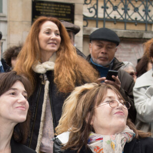 Charlotte Gainsbourg et sa mère Jane Birkin - Cérémonie d'inauguration de la plaque commémorative en l'honneur de Serge Gainsbourg, au 11 bis Rue Chaptal (où le chanteur passa une partie de son enfance), à Paris. Le 10 Mars 2016 