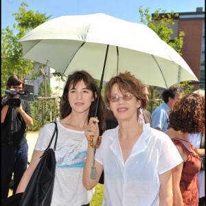 Jane Birin et Charlotte Gainsbourg - Inauguration du Jardin Serge Gainsbourg, porte des Lilas