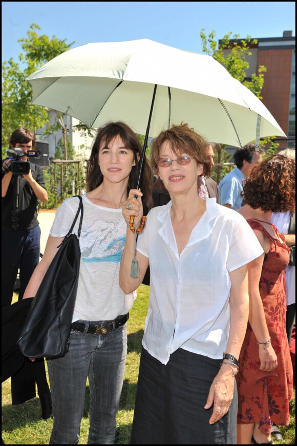 Jane Birin et Charlotte Gainsbourg - Inauguration du Jardin Serge Gainsbourg, porte des Lilas