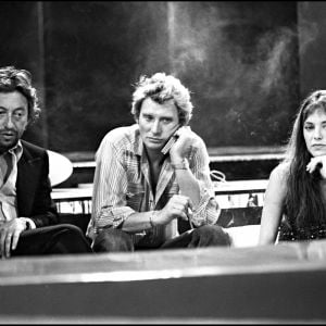 Serge Gainsbourg, Johnny Hallyday et Jane Birin sur le plateau d'une émission de TF1.