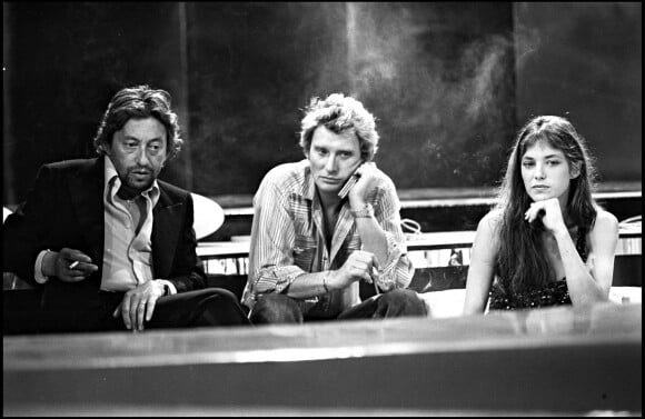 Serge Gainsbourg, Johnny Hallyday et Jane Birin sur le plateau d'une émission de TF1.