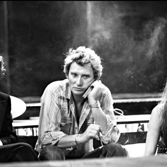 Serge Gainsbourg, Johnny Hallyday et Jane Birin sur le plateau d'une émission de TF1.