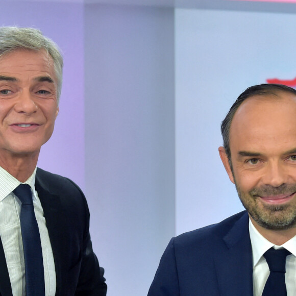 Le premier ministre Edouard Philippe invité de l'émission "Territoires d'Infos" présentée par Cyril Viguier sur la chaine Public Sénat, au Sénat, à Paris le 19 octobre 2017. © Giancarlo Gorassini/Bestimage