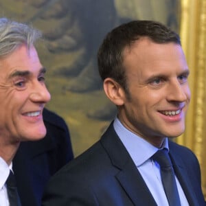 Exclusif - Cyril Viguier et Emmanuel Macron - L'ancien ministre de l'économie, responsable du mouvement "En Marche" et le candidat à l'élection présidentielle 2017, Emmanuel Macron, invité de l'émission "Territoires d'Infos" présenté par Cyril Viguier sur la chaine Public Sénat, au Sénat, à Paris, France, le 9 décembre 2016. © Giancarlo Gorassini/Bestimage