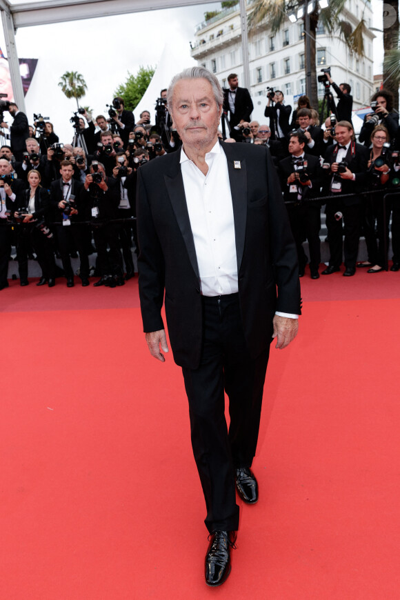 Alain Delon - Montée des marches du film "A Hidden Life" lors du 72ème Festival International du Film de Cannes. Le 19 mai 2019 © Jacovides-Moreau / Bestimage 