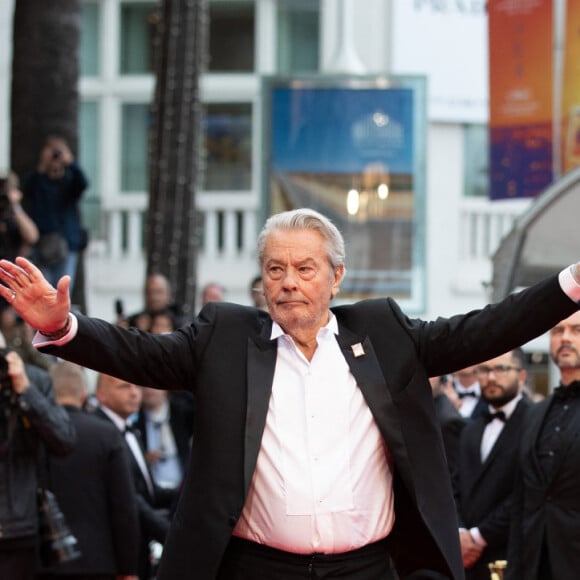 Alain Delon - Montée des marches du film "A Hidden Life" lors du 72ème Festival International du Film de Cannes. Le 19 mai 2019 © Borde / Bestimage 