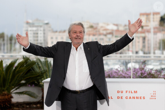 Photocall de la Palme d'or d'honneur à Alain Delon lors du 72ème Festival International du film de Cannes. Le 19 mai 2019 © Jacovides-Moreau / Bestimage 