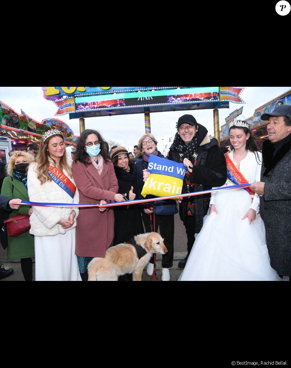 Exclusif - Emmanuelle Pierre-Marie, Lise, reine des forains, Romy, Miss Foire du Trône 2022, Sarah Abitbol, Martine Brousse, Jean-Luc Reichmann et Louis Joubert, président de la Foire du Trône - Lancement de l'édition 2022 de La Foire du Trône. Paris, le 1er avril 2022. © Rachid Bellak/Bestimage