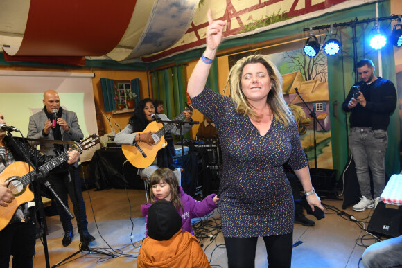 Exclusif - Cindy Lopes avec ses deux enfants, Raphaël et Stella - Lancement de l'édition 2022 de La Foire du Trône. Paris, le 1er avril 2022. © Rachid Bellak/Bestimage