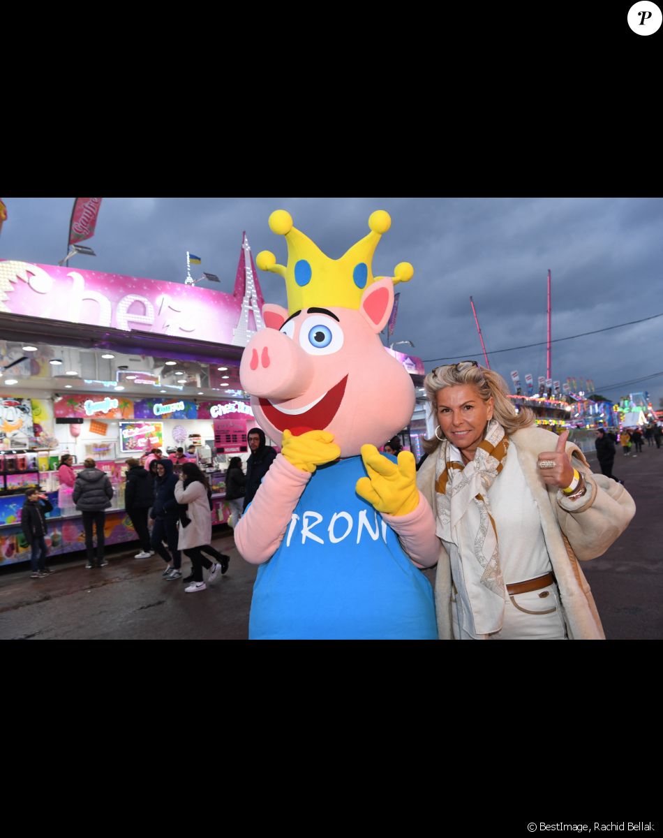 Exclusif - Caroline Margeridon avec la mascotte de La Foire du Trône - Lancement de l'édition 2022 de La Foire du Trône. Paris, le 1er avril 2022. © Rachid Bellak/Bestimage