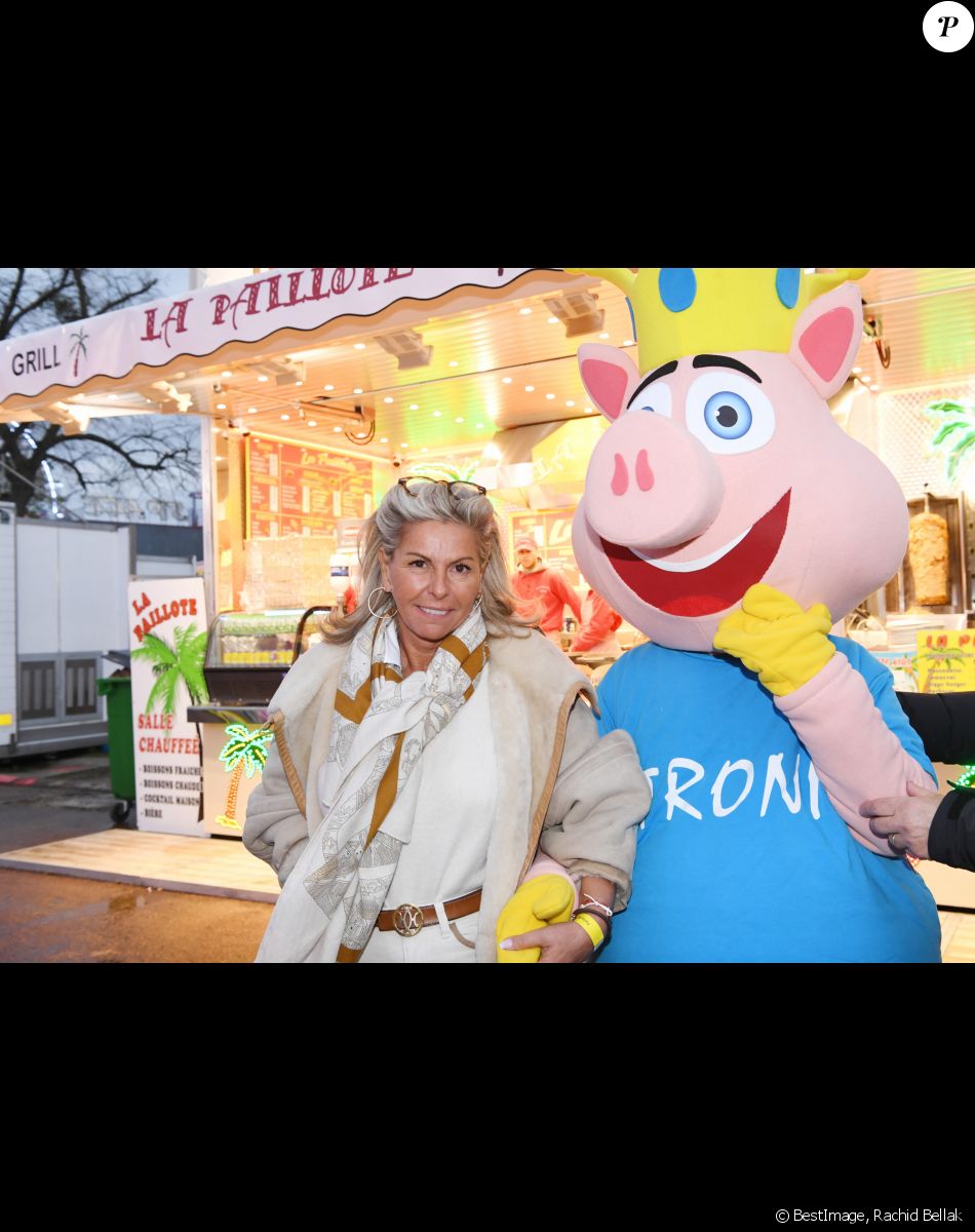Exclusif - Caroline Margeridon avec la mascotte de La Foire du Trône - Lancement de l'édition 2022 de La Foire du Trône. Paris. © Rachid Bellak/Bestimage