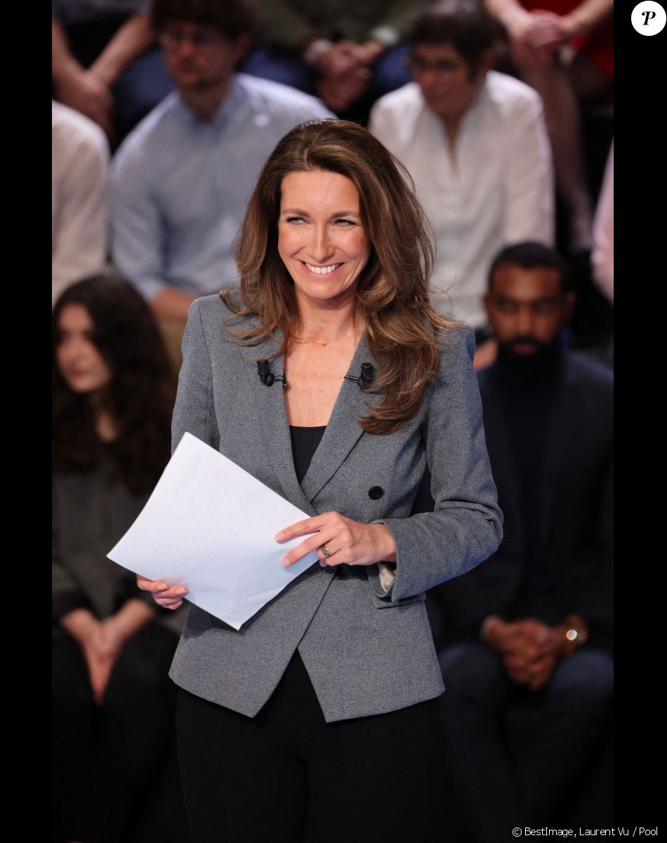 Anne-Claire Coudray - Les candidats à l'élection présidentielle sont sur le plateau de l'émission "La France face à la guerre" sur TF1. © Laurent Vu / Pool / Bestimage