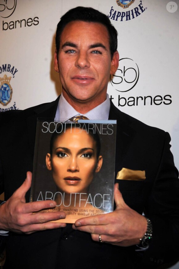 Scott Barnes, heureux et fier, entouré de ses amies les stars lors du lancement de son livre About Face à l'Hôtel Provocateur à New York le 20 janvier 2010