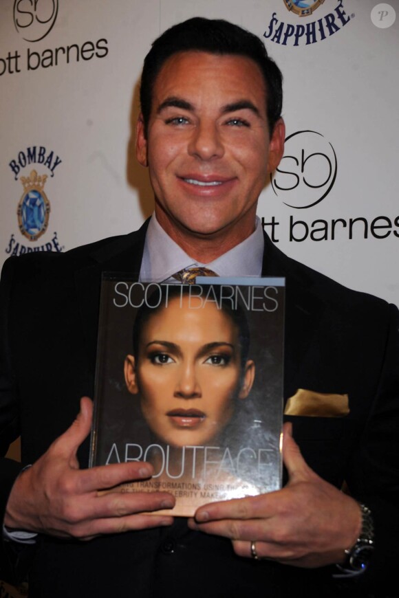 Scott Barnes lors du lancement du livre About Face de Scott Barnes, le maquilleur des stars, le 20 janvier 2010 à New York