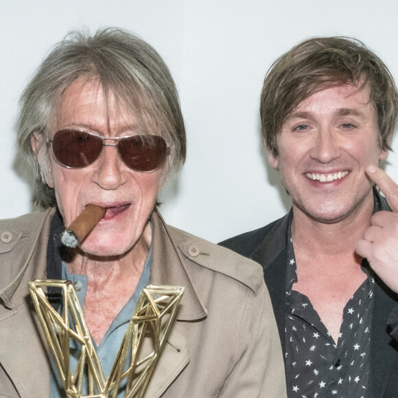 Exclusif - Jacques Dutronc (Victoire d'honneur) avec son fils Thomas Dutronc en backstage lors la 37ème cérémonie des Victoires de la musique à la Seine musicale de Boulogne-Billancourt, le 11 février 2022. © Cyril Moreau / Tiziano Da Silva / Bestimage 