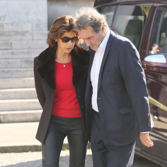 Jean-Jacques Bourdin et sa femme Anne Nivat - Obsèques de Jean-Noël Tassez, le compagnon de Charlotte Rampling, au crématorium du cimetière du Père-Lachaise à Paris, le 9 octobre 2015.