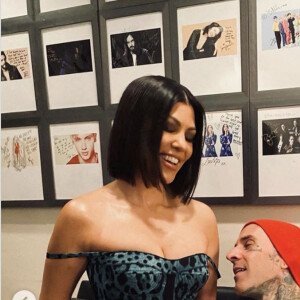 Travis Barker demande en mariage Kourtney Kardashian sur une plage de Montecito, dans un décor romantique composé de fleurs et de bougies, le 17 octobre 2021, avant de partager la nouvelle sur les réseaux sociaux. Le musicien de 45 ans et la star de télé-réalité de 42 ans avaient officialisé leur relation en janvier 2021.