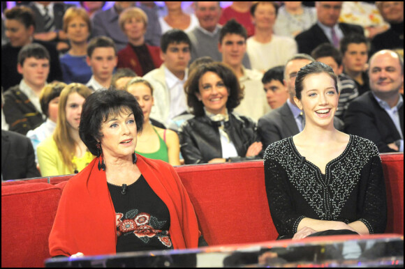 Anny Duperey et Sara Giraudeau lors de l'enregistrement de l'émission Vivement dimanche, diffusée le 24 janvier sur France 2
