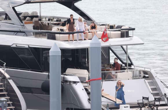 David et Victoria Beckham se relaxent en famille sur leur yacht avant le mariage de leur fils aîné, Brooklyn. Photo by Mavrix/ABACAPRESS.COM