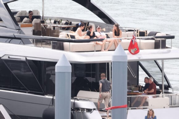 David and Victoria Beckham se relaxent sur leur yacht à 6 millions de dollars avant le mariage de leur fils Brooklyn. Photo by Mavrix/ABACAPRESS.COM