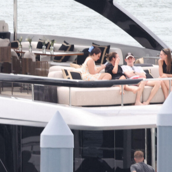 David and Victoria Beckham se relaxent sur leur yacht à 6 millions de dollars avant le mariage de leur fils Brooklyn. Photo by Mavrix/ABACAPRESS.COM
