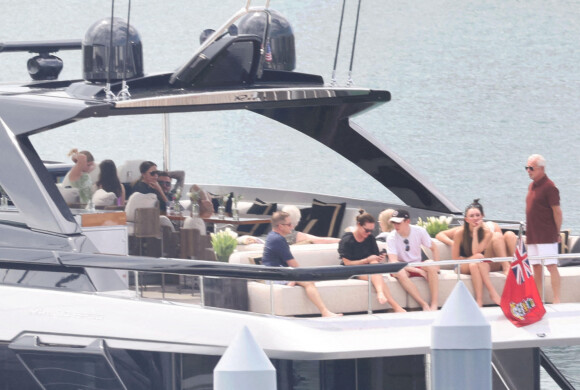 David et Victoria Beckham se relaxent en famille sur leur yacht avant le mariage de leur fils aîné, Brooklyn. Photo by Mavrix/ABACAPRESS.COM