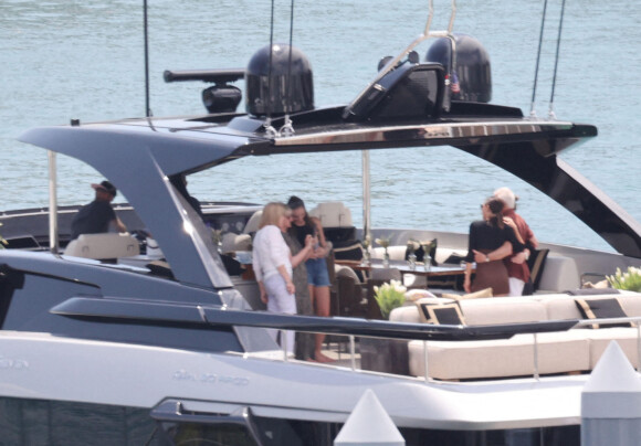 David et Victoria Beckham se relaxent en famille sur leur yacht avant le mariage de leur fils aîné, Brooklyn. Photo by Mavrix/ABACAPRESS.COM