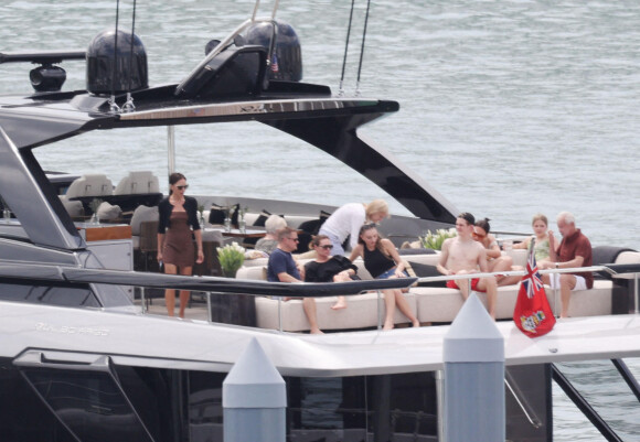 David et Victoria Beckham se relaxent en famille sur leur yacht avant le mariage de leur fils aîné, Brooklyn. Photo by Mavrix/ABACAPRESS.COM