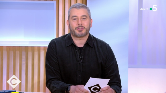 Ali Baddou a remplacé Anne-Elisabeth Lemoine aux commandes de C à Vous sur France 5