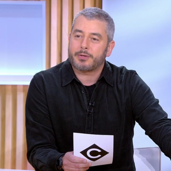 Ali Baddou a remplacé Anne-Elisabeth Lemoine aux commandes de C à Vous sur France 5