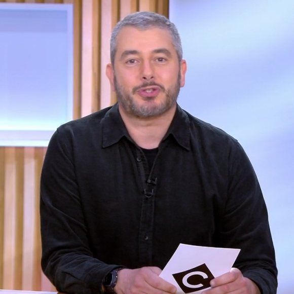 Ali Baddou a remplacé Anne-Elisabeth Lemoine aux commandes de C à Vous sur France 5