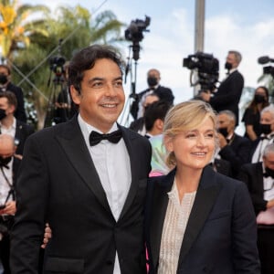 Patrick Cohen et Anne-Elisabeth Lemoine - Montée des marches du film " Annette " lors de la cérémonie d'ouverture du 74ème Festival International du Film de Cannes. Le 6 juillet 2021 © Borde-Jacovides-Moreau / Bestimage 