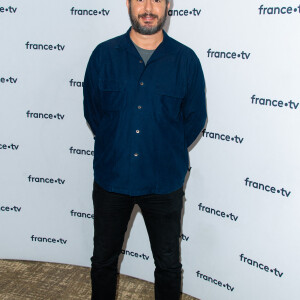 Ali Baddou lors du photocall dans le cadre de la conférence de presse de France Télévisions au Pavillon Gabriel à Paris, France, le 24 août 2021. © Pierre Perusseau/Bestimage 