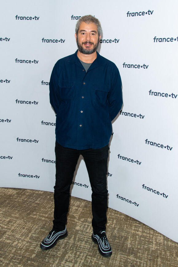 Ali Baddou lors du photocall dans le cadre de la conférence de presse de France Télévisions au Pavillon Gabriel à Paris, France, le 24 août 2021. © Pierre Perusseau/Bestimage 