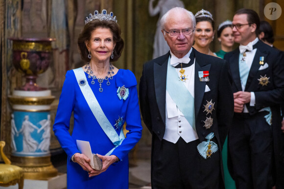 La reine Silvia et le roi Carl Gustav de Suède - La famille royale de Suède lors d'un dîner officiel au Palais Royal à Stockholm. Le 6 avril 2022 