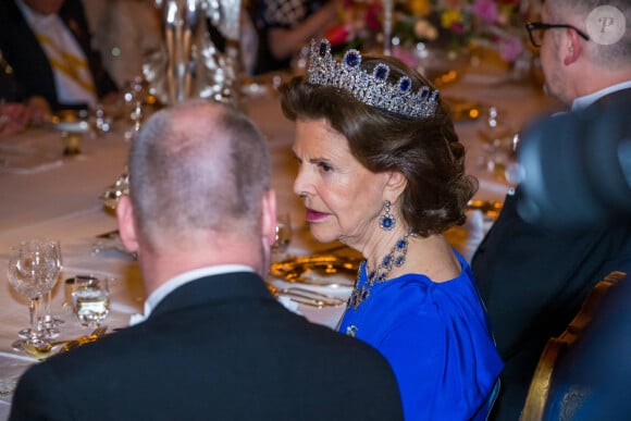 La reine Silvia de Suède - La famille royale de Suède lors d'un dîner officiel au Palais Royal à Stockholm. Le 6 avril 2022 