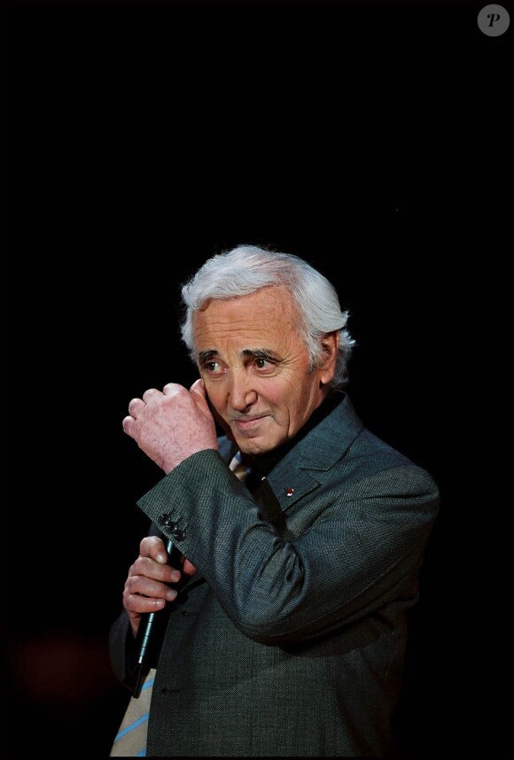 Charles Aznavour chante dans le clip d'Un geste pour Haïti Chérie.