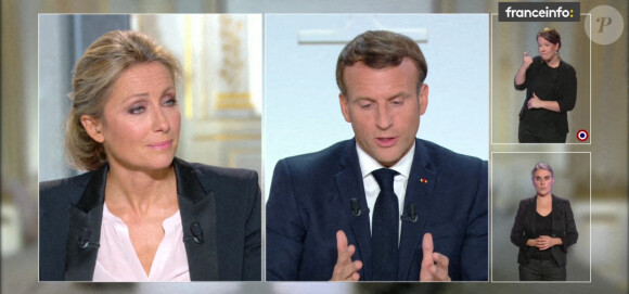 Anne-Sophie Lapix - Le président Emmanuel Macron intervient à la télévision pour annoncer un couvre-feu dans les zones les plus touchées par l'épidémie de coronavirus (COVID-19) le 14 octobre 2020.