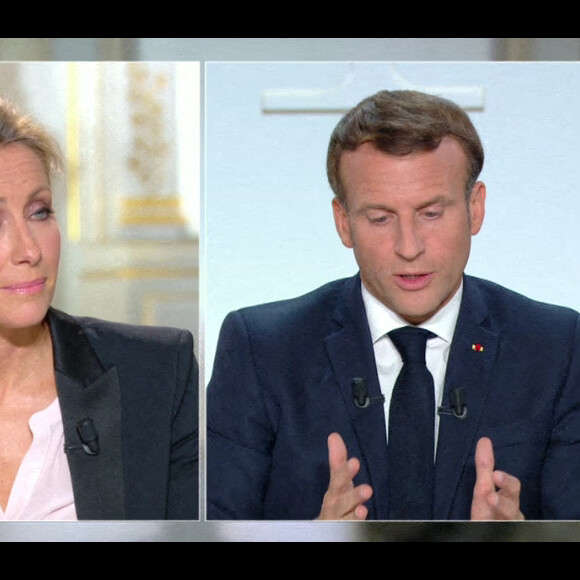 Anne-Sophie Lapix - Le président Emmanuel Macron intervient à la télévision pour annoncer un couvre-feu dans les zones les plus touchées par l'épidémie de coronavirus (COVID-19) le 14 octobre 2020.